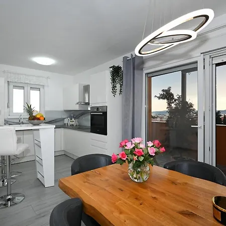 Апартаменти Jacuzzi Panorama Задар